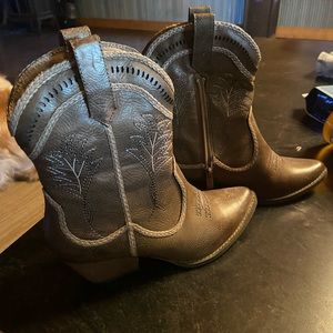 Size 8 in woman’s Very Volatile Los Angeles cowgirl boots
